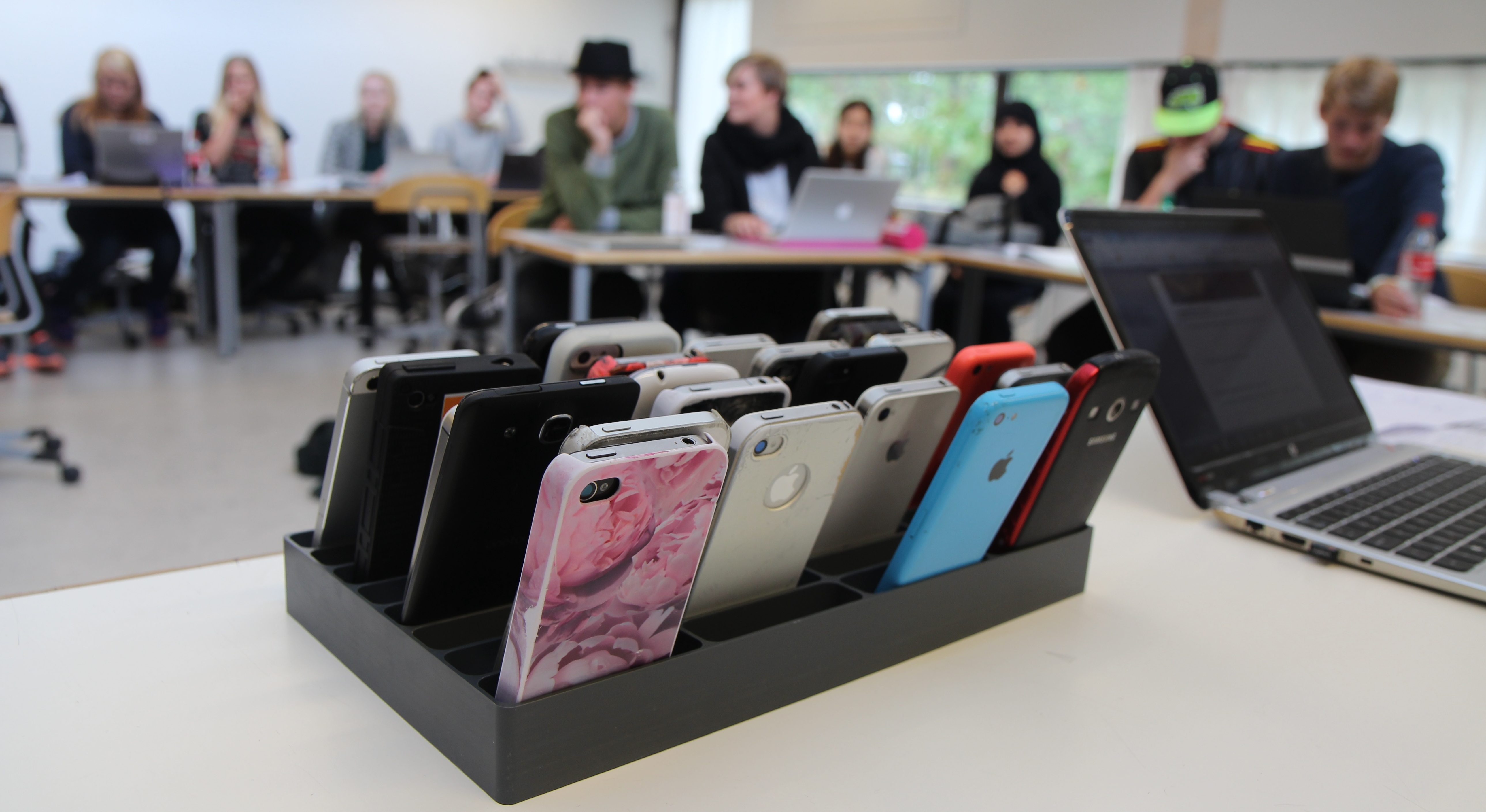 smartphone-classe-classroom-education